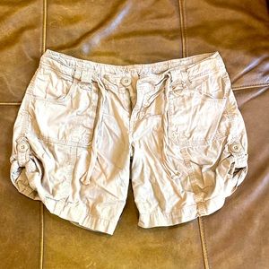 Women’s khaki cargo shorts Sz 7/8 NWOT